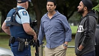 Dei testimoni e un agente di polizia su Deans Avenue dopo la strage