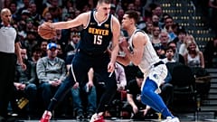 Dwight Powell prova a fermare Nikola Jokic. 