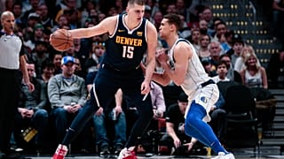 Dwight Powell prova a fermare Nikola Jokic. 