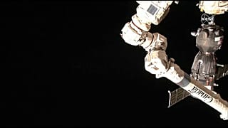 Rus ve ABD'li astronotları taşıyan Rus Soyuz aracı Uluslararası Uzay İstasyonu'na kenetlendi