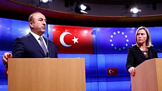 Canciller turco Mevlut Cavusoglu y Federica Mogherini en Bruselas, Bélgica.