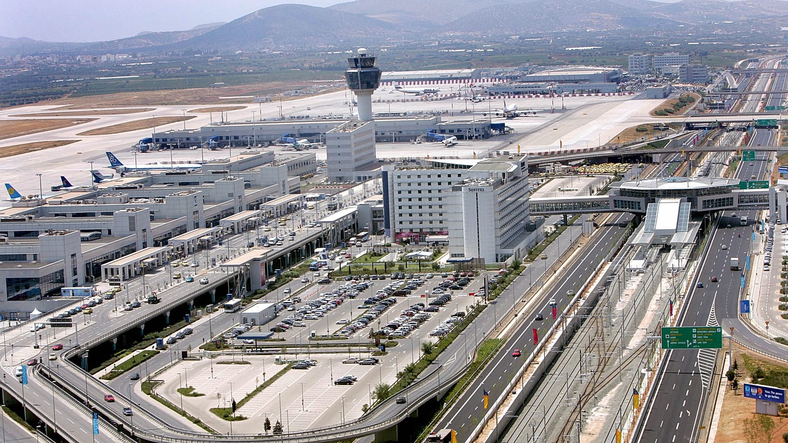 Ελ. Βενιζέλος: Κινητοποίηση της ΕΛ.ΑΣ. μετά από τηλεφώνημα για αεροπειρατεία