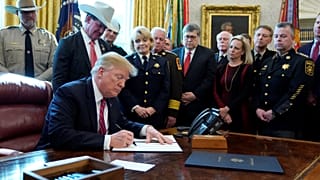 Trump usa pela primeira vez veto para defender muro