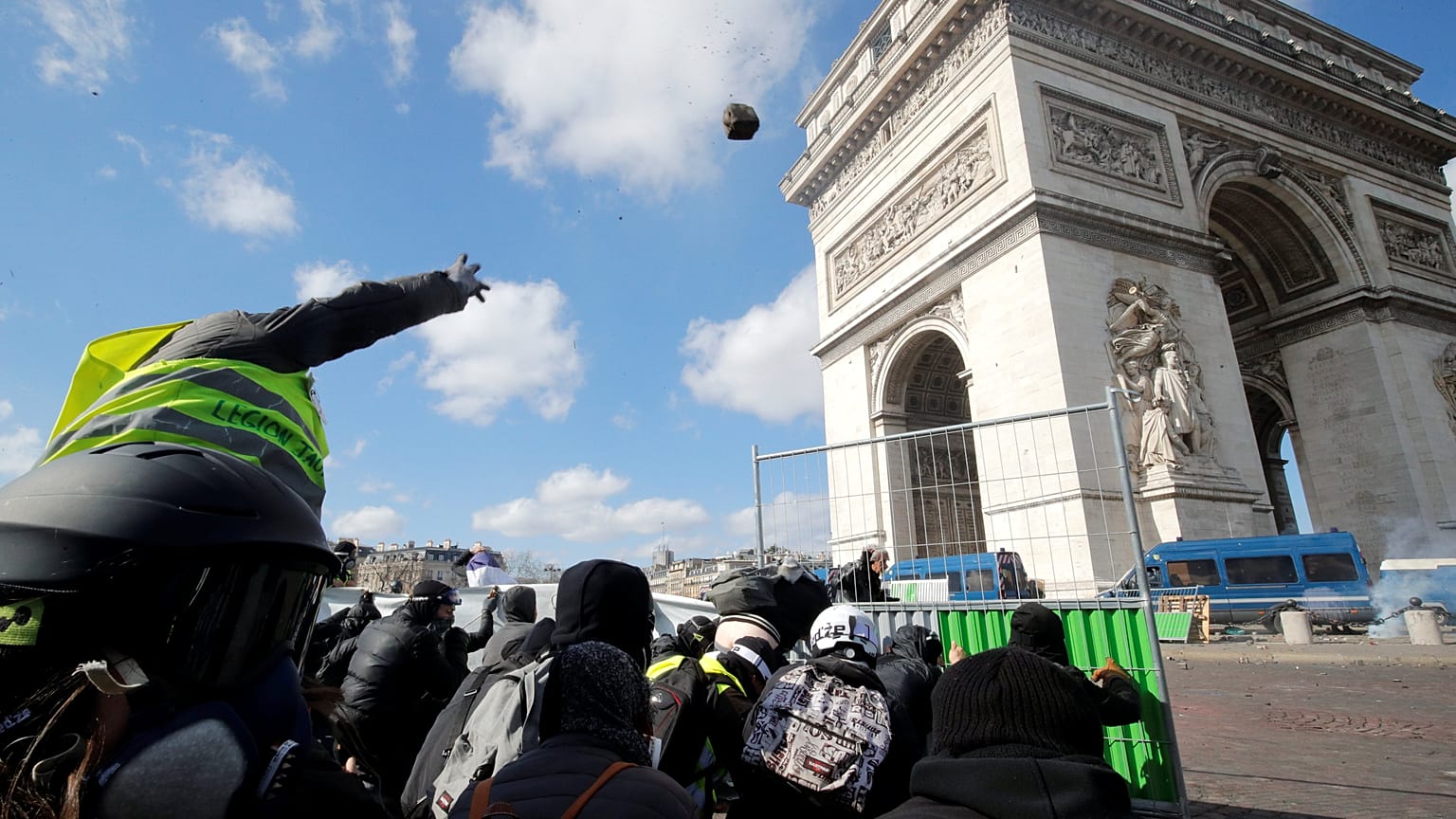 Saccheggiamenti e feriti nel 18° atto di protesta dei Gilet gialli