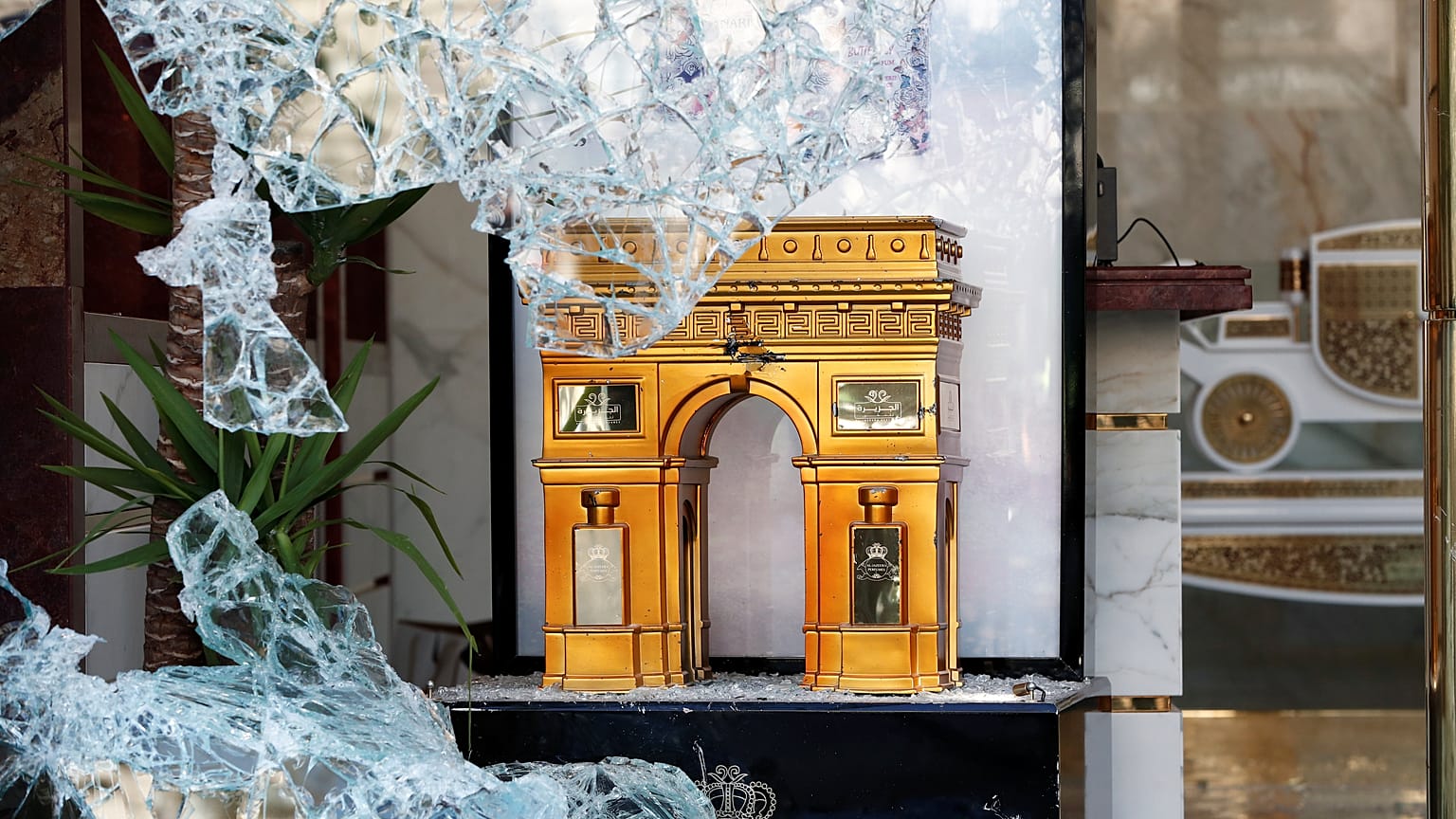 Vitrine cassées lors du rassemblement des "Gilets jaunes" ce samedi à Paris