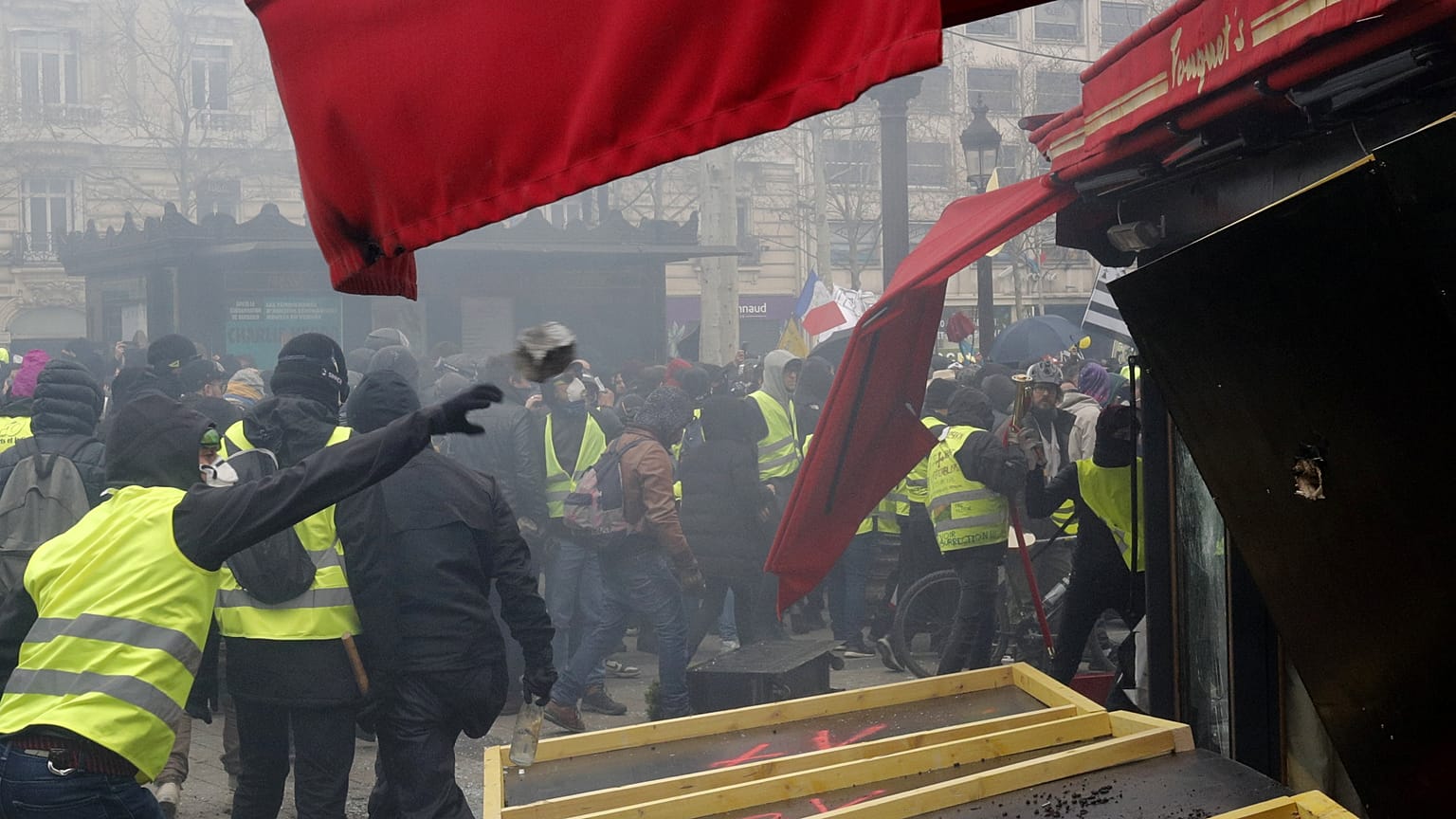 Paris acorda com marcas da violência dos coletes amarelos