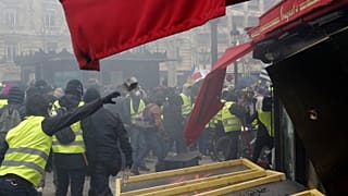 Paris acorda com marcas da violência dos coletes amarelos