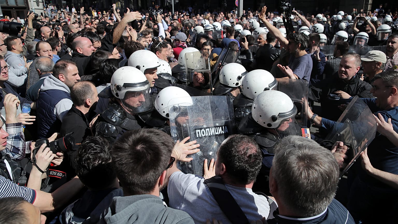 Έκρυθμη η κατάσταση κατά του Βούτσιτς