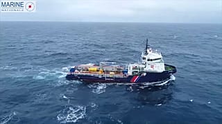 Francia intenta limpiar el vertido en el Atlántico