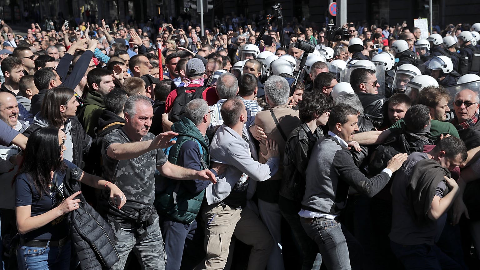 Serbie : Manifestations pour plus de liberté de la presse