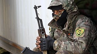 أحد مقاتلي قوات سوريا الديمقراطية