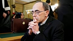 Le cardinal français Philippe Barbarin reçu par le pape François au Vatican