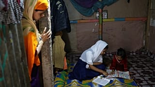 Bangladeş'in okuldan attığı Arakanlı Yasmin 