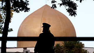 رجل شرطة يقف خارج مسجد النور الذي تعرض لهجوم مسلح في نيوزيلندا
