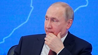 Путин подписал законы о фейковых новостях и неуважении к власти