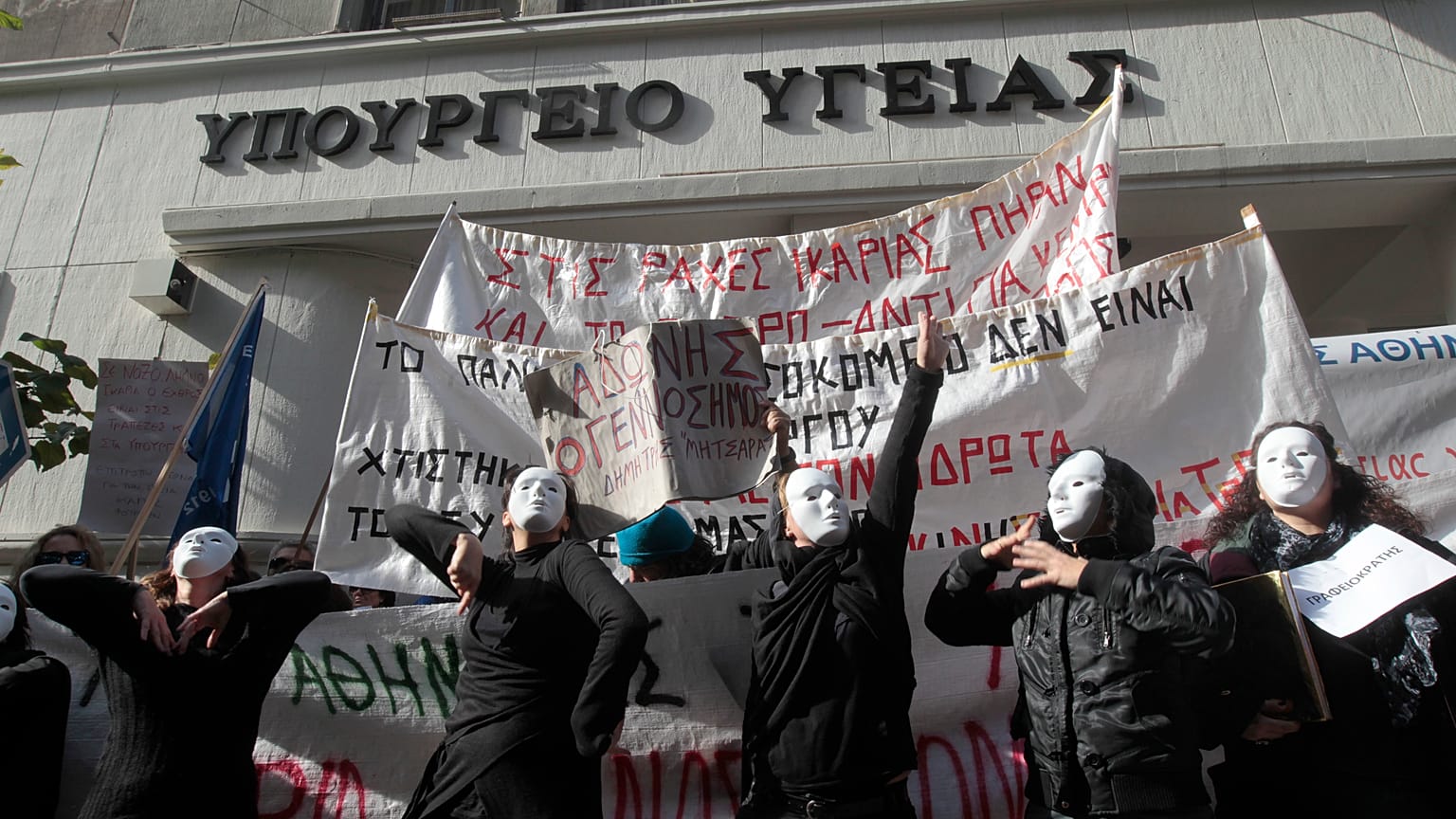 Οι γιατροί του ΕΣΥ δικαιώνονται από τα Πρωτοδικεία για τις νέες μειώσεις των αποδοχών τους 