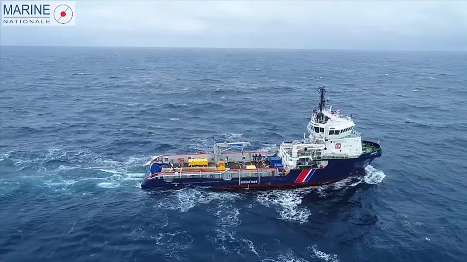Naufrage du "Grande America" : des barrages anti-pollution posés en mer