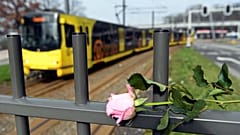 Hollandalılar saldırıda kurbanları anmak için olay yerine çiçek bıraktı