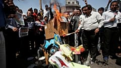 بازرگانان هندی کالاهای چینی را به آتش کشیدند