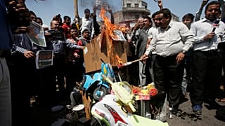 بازرگانان هندی کالاهای چینی را به آتش کشیدند