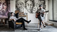 Pedro Franco e João Mota numa das fotos promocionais de "Homem Delírio"