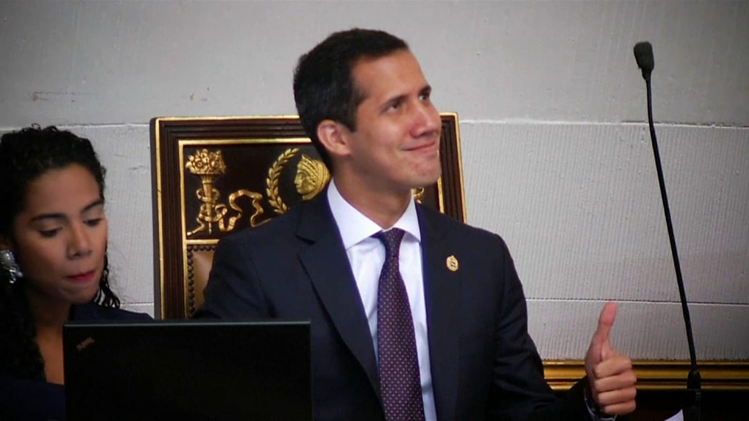 El Parlamento anima a los militares a abandonar a Maduro
