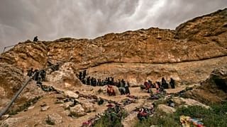 من مخيم داعش إلى الرقة.. عائلات سورية تعود إلى بيوتها لتجد مدينة تعاديها وسكاناً ينبذونها