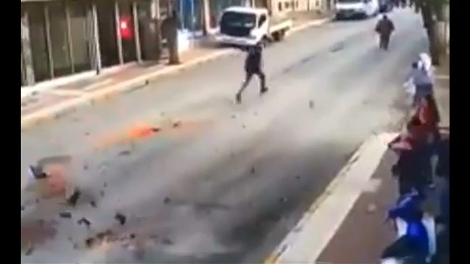 لحظة وقوع زلزال في إقليم بغرب تركيا