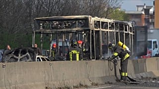 Dirotta un bus e minaccia 51 studenti, paura nell'hinterland milanese