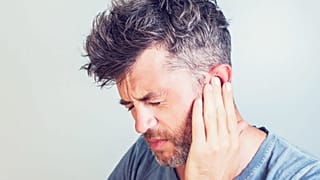 معلومة قد تجعلك تتوقف عن استخدام "أعواد تنظيف الأذن" 