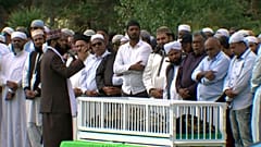 الآلاف يحتشدون لحضور جنازة إمام شهير قُتل بمذبحة المسجدين