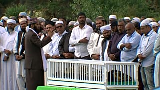 الآلاف يحتشدون لحضور جنازة إمام شهير قُتل بمذبحة المسجدين