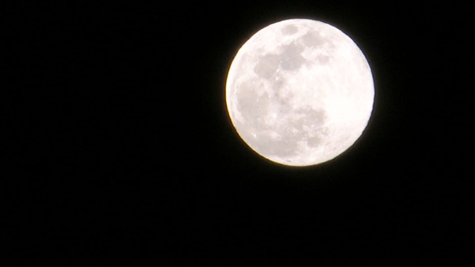 La 'superluna de gusano' ilumina la llegada de la primavera