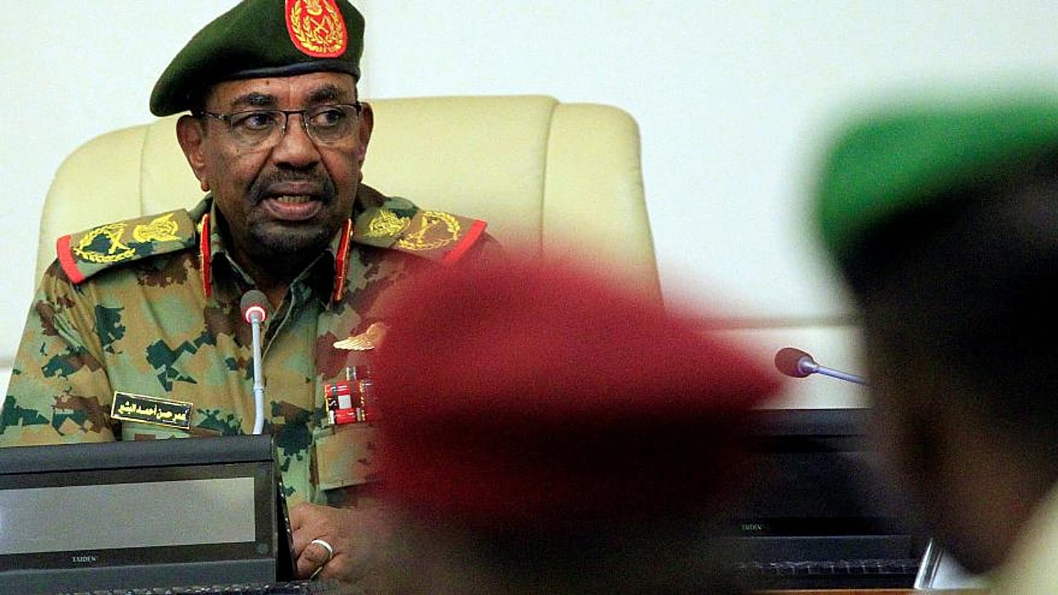 البشير يعين رئيس الحزب الحاكم أحمد هارون مساعدا له ويحظِر تخزين العملة السودانية