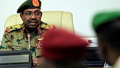 البشير يعين رئيس الحزب الحاكم أحمد هارون مساعدا له ويحظِر تخزين العملة السودانية