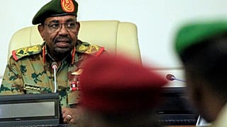 البشير يعين رئيس الحزب الحاكم أحمد هارون مساعدا له ويحظِر تخزين العملة السودانية