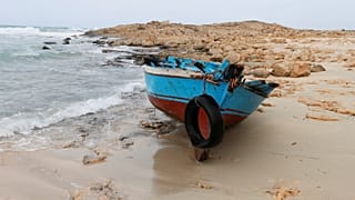 قارب مهاجرين بالقرب من مصراتة في ليبيا
