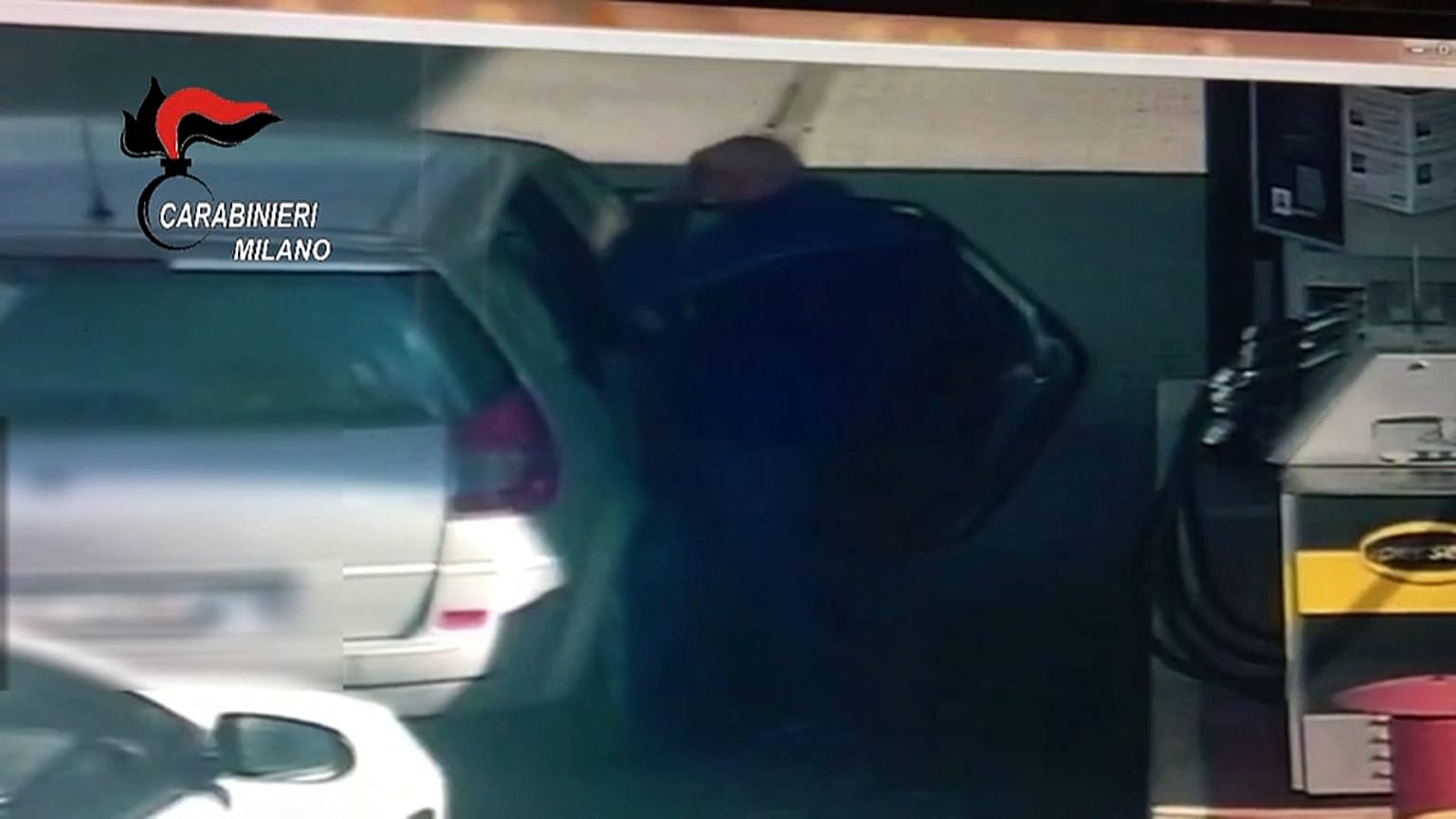 In video Osseynou Sy mentre riempie una tanica di benzina