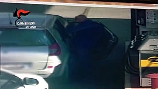 In video Osseynou Sy mentre riempie una tanica di benzina