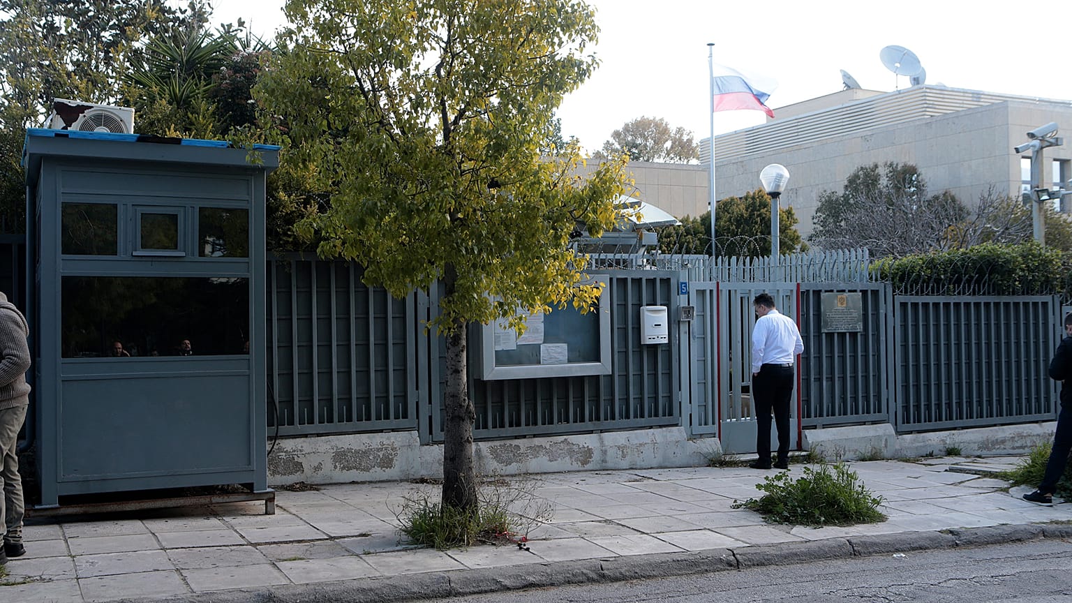 Πέταξαν χειροβομβίδα στο ρωσικό προξενείο στο Χαλάνδρι 
