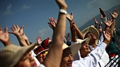 Pilger begrüßen den Frühling auf der Sonnenpyramide in Teotihuacán