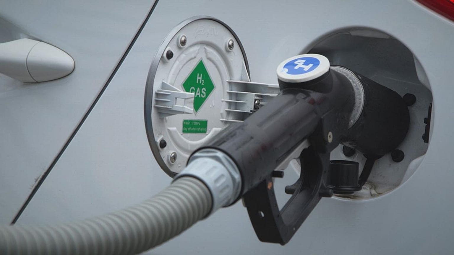 Toyota'nın hidrojen ile çalışan Mirai modeli Paris caddelerinde taksi olarak hizmet verecek