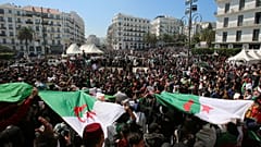 فيديو: آلاف الجزائريين يطالبون بتنحي بوتفليقة في الجمعة الخامسة للحراك الشعبي 