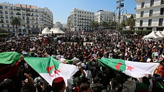 فيديو: آلاف الجزائريين يطالبون بتنحي بوتفليقة في الجمعة الخامسة للحراك الشعبي