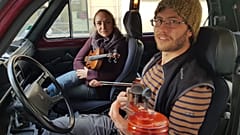 Antoine Sergent y Marion Bretteville en el Lada con el que viajarán  