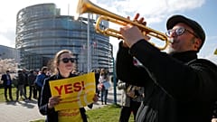Watch again: MEPs back controversial copyright reform