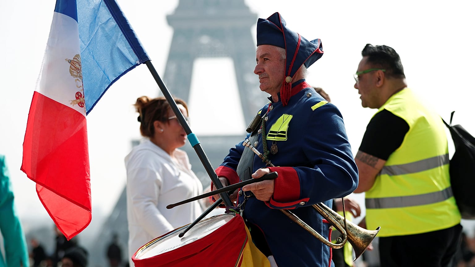 Macron mobiliza força antiterrorismo em Paris