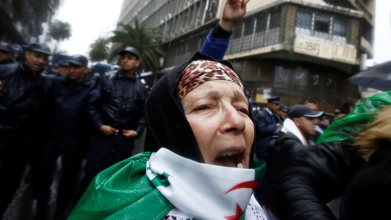 متظاهرة جزائرية
