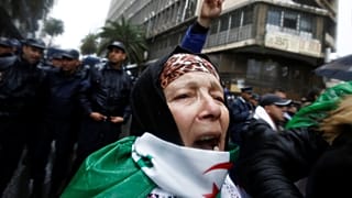 متظاهرة جزائرية