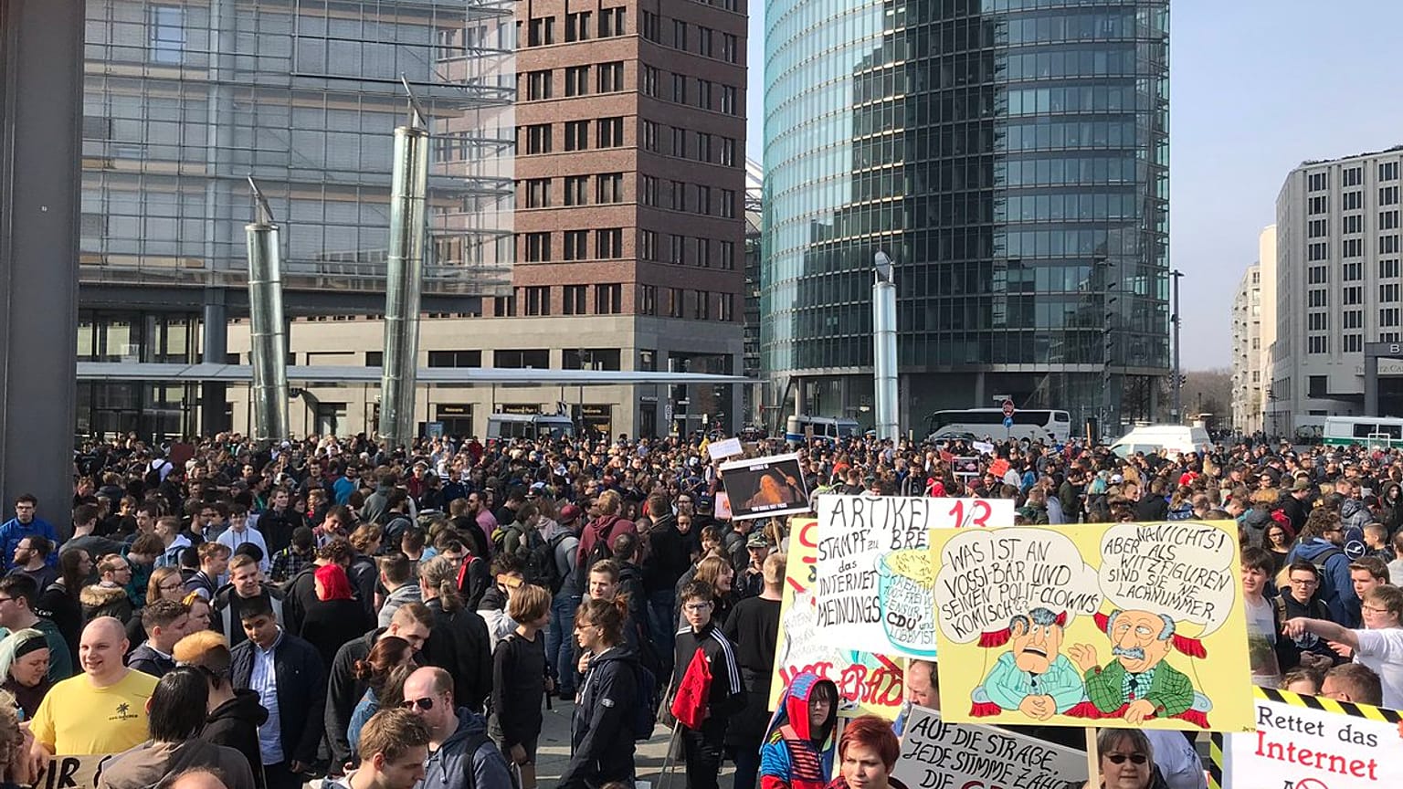 "Save Your Internet" - Demos gegen Artikel 13 